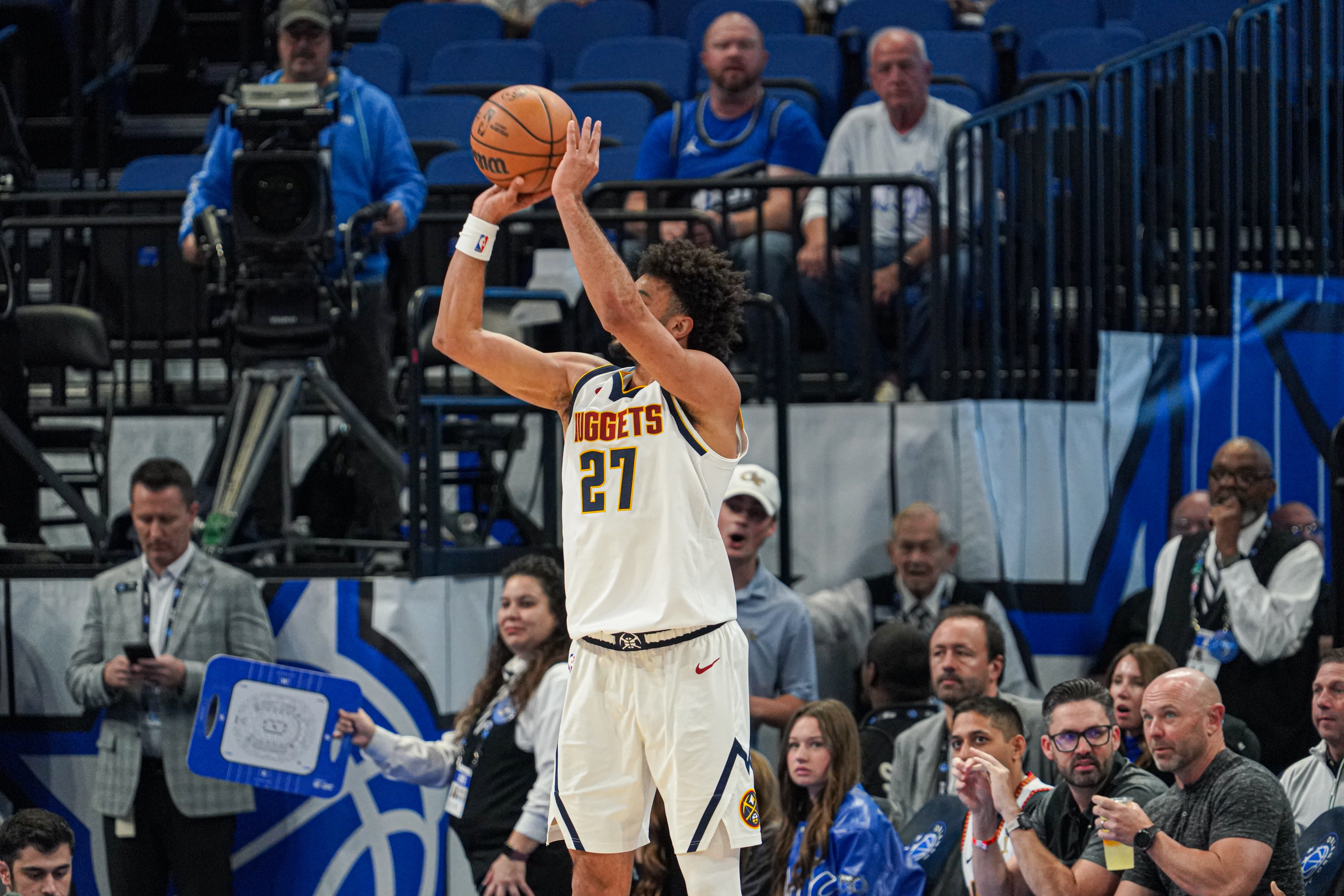 开云体育-太强了！贾马尔·穆雷8记三分轰下45分8助 下半场独得28分